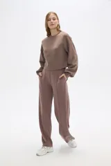 Pantalon de vestir negro de corte recto y tiro alto, confeccionado en poliester con detalle de pinzas frontales.