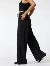 Pantalón deportivo ancho negro de modal, con cintura elástica con cordón de ajuste y bolsillos laterales.