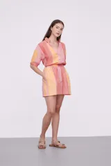 Short con cintura elastizada y estampado a rayas verticales en tonos naranja, rosa y rojo.