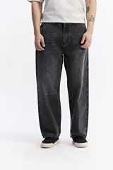 Jean de corte super baggy, con diseño amplio en piernas y cadera, tiro medio y acabado lavado en color gris oscuro.