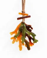 Collar largo con tira de cuero gamuzado y colgante compuesto por piezas de resina translúcida en tonos naranja, verde y marrón con forma orgánica de coral o algas.