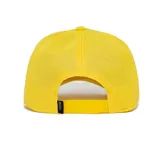 Gorra tipo trucker color bordó con panel frontal estructurado, malla trasera y visera curva con costuras decorativas. Presenta un aplique metálico con logo en el frente.