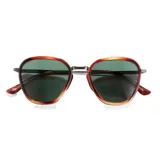 Lentes de sol Sunski modelo Bernina con armazón de carey en tonos caramelo y lentes polarizados color verde oscuro. Presentan un diseño de inspiración vintage con detalles metálicos en las bisagras y varillas.