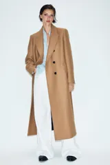 Abrigo largo negro ZARA Woman Collection de corte recto, confeccionado con hilatura de lana. Presenta cuello con solapa de muesca, cierre cruzado de doble botonadura frontal y bolsillos ribeteados en los laterales.