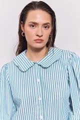 Camisa a rayas verticales blancas y verdes con cuello bebé y mangas abullonadas. Confeccionada en algodón. Diseño exclusivo JOF.