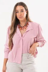 Camisa de manga larga con diseño a rayas rojas y blancas, cuello camisero y cierre frontal con solapa.