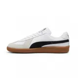 Championes Puma modelo Army Trainer, de diseño retro en color blanco con detalles en verde oscuro y suela de goma color caramelo. Presenta refuerzos de gamuza en la puntera y el logo de la marca en dorado en el lateral.