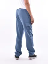 Pantalón de jogging negro con bolsillos laterales tipo cargo, cintura elastizada con cordón ajustable y puños ajustados.