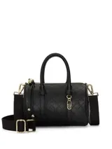 Bolso bandolera tipo duffle de color negro, confeccionado en piel sintética granulada con diseño acolchado de rombos. Cuenta con doble asa superior, correa ajustable y desmontable, y herrajes metálicos en tono dorado.