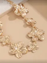 Cadena dorada para el cuerpo con dijes de sol.