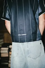 Jean de corte baggy en color azul claro con efecto lavado. Presenta un diseño de tiro alto, bolsillos laterales y traseros, y terminaciones deshilachadas en el ruedo.