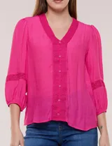 Blusa blanca de bambula con escote en V, pechera de encaje y mangas 3/4 abullonadas con detalles de puntilla.