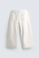 Jeans de denim de algodón color negro, con corte balloon fit relajado desde la cadera y ligeramente estrechado en el bajo. Tiro medio, cinco bolsillos y cierre frontal con cremallera y botón.