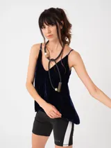 Top negro de terciopelo con breteles finos regulables y escote en V. La parte trasera es más larga que la delantera.