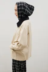 Campera de jean azul oscuro con cuello de pana en color crema. Presenta cierre frontal metálico, bolsillo con cierre en el pecho y bolsillos laterales. Diseño de corte holgado con mangas largas.