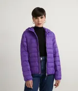 Campera puffer ultra ligera de Blue Steel, color rojo, con capucha, cierre frontal y bolsillos laterales con cremallera. Diseño acolchado con relleno sintético.