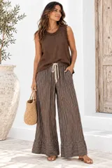 Musculosa amarilla de lino con detalles de pequeños volados en el cuello y las sisas.