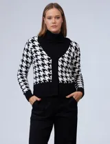 Cárdigan en tejido soft con estampado pata de gallo, marca Philosophy. Escote en V y abertura central con botones ocultos.