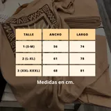 Remera negra de corte oversized con estampado en el centro de la espalda con la palabra "Strength" en tipografía cursiva con efecto de luces.