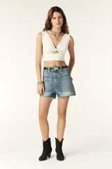 Crop top blanco de tejido de punto, con escote en V y detalle anudado en el centro del pecho, dejando una abertura en la zona abdominal. Espalda baja.