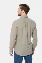 Camisa celeste de lino de manga larga con bolsillo en el pecho y botones personalizados.