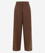 Pantalón de sastrería color marrón con raya de tiza vertical y pipping lateral. Confeccionado en viscosa certificada y poliéster.