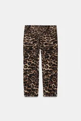 Pantalón capri negro de tiro medio y corte ajustado, confeccionado en tejido elástico con cintura elástica.