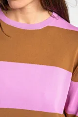 Vestido corto de tejido de punto con diseño de rayas horizontales anchas en color rosa y marrón. Presenta cuello redondo, mangas cortas y un detalle de borde en color naranja vibrante en las terminaciones de las mangas y el ruedo.