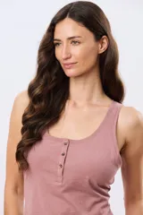 Musculosa básica lisa color beige, con escote redondo y tapeta frontal con tres botones.