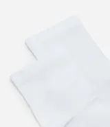 Kit de dos pares de medias deportivas blancas de caña media, confeccionadas en poliamida con buenas prácticas ambientales, de toque suave y ajuste cómodo.