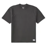 Remera negra de corte cuadrado y cuello redondo.