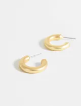 Par de aros tipo argolla gruesos color dorado.