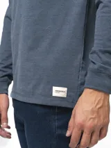 Remera de manga larga con cuello redondo, confeccionada en algodón, de corte clásico y diseño minimalista con detalle de etiqueta pequeña en el ruedo.