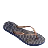 Sandalias Havaianas Slim Nautical, con base azul marino con estampado de motivos náuticos en beige y tiras finas color bronce.