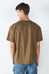 Camiseta de manga corta con cuello redondo y corte relajado, confeccionada en algodón de color marrón.