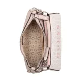 Cartera bandolera Guess modelo Holly, de diseño estructurado en tono rosado con monograma de la marca impreso. Presenta un compartimento principal con cierre, herrajes metálicos plateados y correa ajustable de tela grabada con el logotipo. Incluye además un estuche frontal desmontable con cierre.