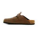 Zueco casual para hombre de cuero gamuzado color marrón, con tira ajustable y hebilla metálica lateral. Cuenta con base de corcho y suela de goma negra.