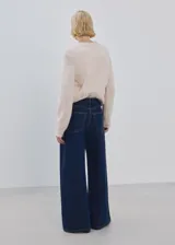 Jeans de denim azul oscuro con diseño de tiro medio y corte wide leg.