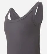 Blusa musculosa de ribana color blanco, con escote en U.