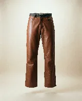 Pantalón de cuero vacuno color marrón, de corte recto y tiro medio. Presenta una cintura con detalle de presillas fruncidas en contraste negro y forrería interna de satén.