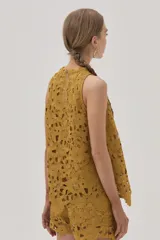 Top halter color mostaza de guipur con forro de algodón.