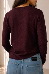 Sweater tejido de punto color bordó, con escote en V y mangas largas de corte clásico.