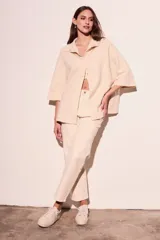 Cárdigan negro de punto con cuello mao, manga 3/4 y cierre frontal con botones.