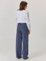 Jean de corte relajado y estilo urbano, confeccionado en tejido denim con elasticidad. Presenta un bordado con el número 1986 sobre el bolsillo delantero y costuras en contraste.