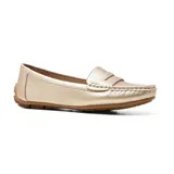 Mocasín color beige con plantilla de cuero y suela marrón.