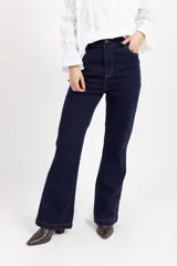 Jean de tiro alto con corte semi oxford, confeccionado en denim azul oscuro con costuras en contraste.