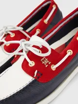 Náuticos de cuero con diseño color block en blanco, azul y rojo.