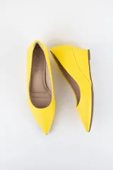 Zapatos cerrados de ecocuero color marrón, con punta fina y taco corrido.