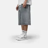 Bermuda de jean estilo baggy, color gris, con diseño de corte holgado, tiro medio y ruedo deshilachado con detalle de costura reforzada.