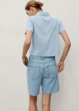 Short de jean de tiro medio con diseño recto, detalle de pinzas frontales, cierre de botón y cremallera, trabillas para cinturón y bolsillos laterales y traseros.